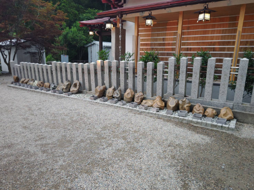 金蛇水神社　蛇紋石